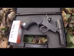 Le gomm cogne est une arme défensive de 7e catégorie vendue sous forme de pistolet, cette dernière tire des balles en caoutchouc de calibre 12 non létales. Gc27 Sapl Pistolet De Defense Gomm Cogne A Balle Caoutchouc Youtube