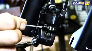 Les freins à disque vtt génèrent un freinage progressif et endurant alors que les freins sur jante sont agressifs. Comment Changer Les Plaquettes De Frein De Son Vtt Wd 40 France