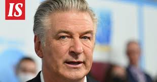 Alec Baldwin pääsi sopuun vahingossa ampumansa kuvaajan perheen kanssa