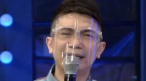 Vhong Navarro breaks down in tears as he sings his last song for his wife