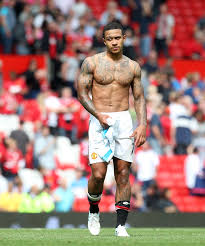 Nuevo fichaje del barcelona 🦁. Manutd Winger Memphis Depay Shows Off His Tattoos To The Old Trafford Crowd Memphis Depay Beckham Jr Manchester United Fans