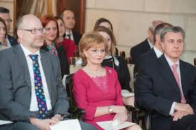 (rade) cand vizitez o scoala, copiii de acolo nu ma intreaba asa ceva, ma intreaba de ce nu am venit cu o. Seara FundaÅ£iei Principesa Margareta A Romaniei La Palatul Elisabeta Familia RegalÄƒ A Romaniei Royal Family Of Romania