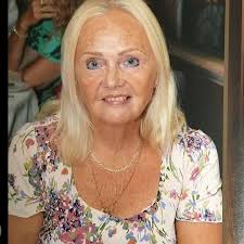 Hi currently in costa teguise. The beach near the hotel we're at has no  sunbeds. Where is the closest beach where I can go for a beach day with  sunbeds and shades