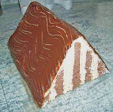 Teigröllchen, gefüllt mit kirschen, zu einer pyramide gestapelt und mit creme und kokosflocken verfeinert: Pyramiden Kuchen Von Mamimaus Chefkoch Kuchen Rezepte Kuchen Kuchen Und Torten