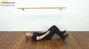 Du hebst deine beine und deinen oberkörper, sodass du nur auf deinem po sitzt und streckst die beine aus. Bauchmuskeltraining Zu Hause