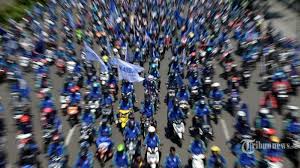 Hari buruh di dunia berangkat dari ketidakpuasan kelas pekerja mulai dari bertambah ketatnya peraturan, intensitas jam kerja, buruknya kondisi kerja, hingga minimnya upah yang didapat pada abad 19. Kumpulan Ucapan Selamat Hari Buruh 2019 May Day Dalam Bahasa Inggris Indonesia Cocok Untuk Wa Banjarmasin Post