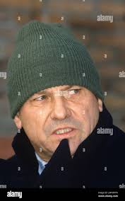 Schauspieler Klaus Löwitsch bei Dreharbeiten zur Fernsehserie Peter Strohm  in Hamburg im Jahr 1993, Porträt *** Actor Klaus Löwitsch during filming of  the television series Peter Strohm in Hamburg in 1993, portrait