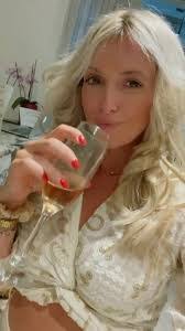 Amber Maxwell's Instagram, Twitter & Facebook