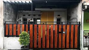 Pagar kayu rumah minimalis ini terlihat menarik, terdapat bagian pagar yang disusun oleh kayu vertikal dan bagian lain. Membuat Pagar Besi Kombinasi Papan Grc Kalsiplank Motif Kayu Youtube