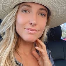 Kristina Hoyer's Instagram, Twitter & Facebook