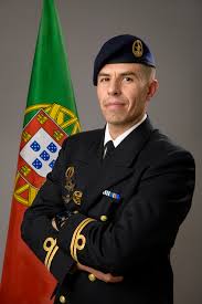 Militar da Marinha socorre atleta em prova de triatlo