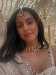 A windy visit to Tower Bridge ft. photo-bombers in the last slide.