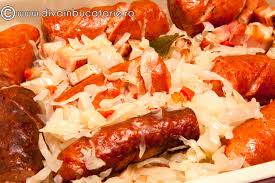 Adăugăm varza, sare, piper, împreună cu ardeiul și lăsăm la călit 15 min. Varza Calita Cu Carnati Si Bacon Diva In Bucatarie