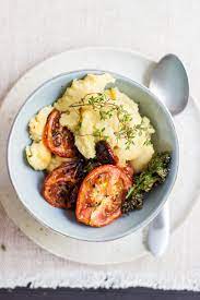 Creamy Polenta With Roasted Thyme Tomatoes And Crispy Kale Kremna Polenta Z Zapecenimi Paradizniki Timijanom In Ohrovtom Dear Kitchen Recipe Recipes Vegetarian Recipes Vegetarian