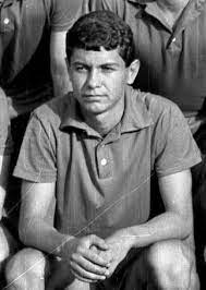 During his playing career, lucescu won six romanian league titles with his home town club dinamo bucurești and made 70 appearances for. Datei Mircea Lucescu 1963 Jpg Wikipedia