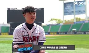 2007년에 1군에 처음 올라와 3경기에만 출전했다. Dugout Dream ë'ì‚° ë² ì–´ìŠ¤ ë°•ì¹˜êµ­ ë„¤ì´ë²„ í¬ìŠ¤íŠ¸