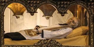 A ricordarne la storia sono gli splendidi affreschi della cappella di santa croce, la primitiva chiesetta della comunità religiosa dove chiara ha trascorso le ultime ore della sua. 7 Santi Dal Corpo Incorrotto