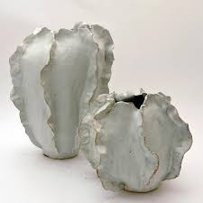Vase Blanc En Ceramique Grand Vase De Rocaille Design Etsy Handmade Ceramics White Ceramic Vases Ceramics Pottery Art