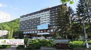 Incadrat in categoria hotel de trei stele, aceasta unitate de cazare are in total 508 locuri de cazare, in 244 camere duble si 10 apartamente. Hotel Traian Caciulata Pret De La 720 Lei Persoana