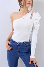 29 95 Tl Tek Omuz Acik Beyaz Triko Bluz 18868b Modamizbir Bluz Triko Omuz