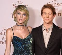 Taylor swift height 5 ft 10 in or 178 cm and weight 57 kg or 126 pounds. T Swift Celebrity Age Weight Height Net Worth Dating Facts