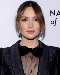 RoseByrne (@fullyrosebyrne) last night at the 2026 National Board Of Review  Gala #NBRFilm in New York🖤 @ifihadlegsmovie 🌟💫✨⭐️ 👗 @kateyoung assisted  by @nataliepagegilhool 💇🏻‍♀️ @harryjoshhair assisted by @hannan.siddique  💄 @hungvanngo ...