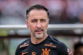 Vítor Pereira lamenta lesão de Fagner e explica improviso na lateral  direita do Corinthians