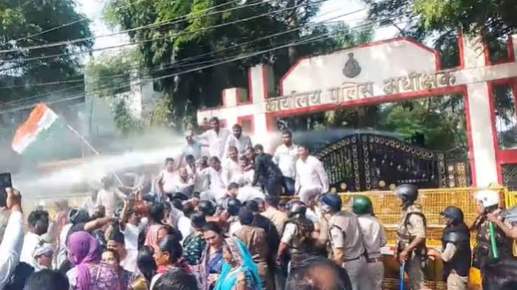 जबलपुर में कानून-व्यवस्था को लेकर युवा कांग्रेस का हल्लाबोल, SP कार्यालय का घेराव, बैरिकेड्स पर चढ़े कार्यकर्ता, पुलिस ने की पानी की बौछार ...
