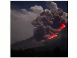Hal ini diketahui pukul 03.10 wib. Kondisi Terbaru Gunung Semeru Erupsi Justru Jadi Tontonan Warga Malangtimes