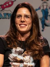 File:Emily Bett Rickards (53215547971).jpg