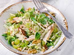 Tale piatto può contenere svariati ingredienti fra cui uova, verdure fresche o sottaceto, tonno in scatola, crostini e salse che fungono da legante, fra cui maionese, senape e mostarda. Insalata Di Pollo E Mele