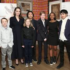 Brad Pitt \u0026 Angelina Jolies Daughter Vivienne Spotted With Disturbing Head  Wound