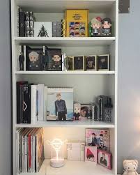 Terlihat dari kamar mandinya saat ini, ada banyak laci atau lemari kecil untuk menyimpan. Pin Oleh Spud Di Merch Kpop Aes Ide Dekorasi Kamar Tidur Ide Dekorasi Kamar Desain