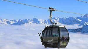Eine kabine der seilbahn stürzt kurz vor ankunft auf dem berg ab. Efhct0mb8iufam