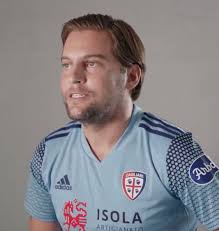 News, approfondimenti, video, amarcord e curiosità sul cagliari calcio. Il Figlio Di Francescoli Presenta La Terza Maglia Del Cagliari Dedicata All Uruguay Una Grande Storia D Amore