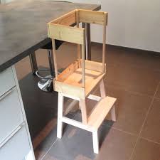 Diy Securiser Un Marchepied Pour En Faire Une Tour D Apprentissage Montessori Escabeau Pour Enfants Diy Ikea
