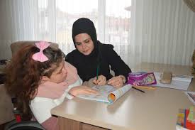 Eğitimini evde sürdüren omurga hastası Rabia, öğretmen olma hayaliyle  çalışıyor