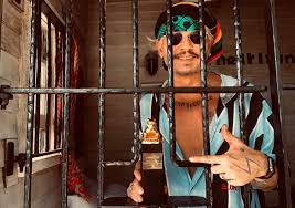 He has been nominated for ten golden globe awards, winning one for be. Ø¬ÙˆÙ†Ù‰ Ø¯ÙŠØ¨ ÙŠØªØ³Ù„Ù… Ø¬Ø§Ø¦Ø²Ø© Ù…Ù† ÙˆØ±Ø§Ø¡ Ø§Ù„Ù‚Ø¨Ø¶Ø§Ù† Ø¨Ø¹Ø¯ Ø®Ø³Ø§Ø±Ø© Ù‚Ø¶ÙŠØ© Ø§Ù„ØªØ´Ù‡ÙŠØ±