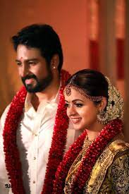 The Celebrity Wedding Of Actress Bhavana With Producer Naveen Actress Wedding Flower Garland Wedding Celebrity Weddings