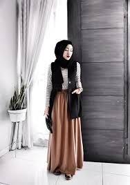 Entdecke rezepte, einrichtungsideen, stilinterpretationen und andere ideen zum ausprobieren. 340 Ide Hijab Street Styles Model Pakaian Hijab Model Pakaian Gaya Hijab