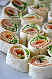 Rolki Z Tortilli Zawsze Swietnie Sprawdzaja Sie Na Roznego Typu Przyjeciach Sa Naprawde Pyszne Lekkie I Ladnie Wygladaja Czego Chcie Food Cooking Recipes
