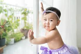 Bayi mulai banyak menggerakkan kakinya. Perkembangan Bayi 11 Bulan Panduan Lengkap Milestone Untuk Orangtua Theasianparent Indonesia