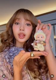 Ladies and Gentlemen I present to you my new Collection 💛#Lisa