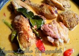 Bahan 1 ekor ayam utuh 2 sendok makan jeruk nipis 1 sendok teh garam 2 batang daun bawang, iris 2 batang seledri, iris 3 lembar daun jeruk 2 lembar daun salam 2 batang serai, memarkan 2 cm jahe, memarkan 2 cm lengkuas, memarkan 50 gram gula merah, sisir 2 sendok makan air asam jawa 750 ml santan dari 2 butir. Resep Ayam Lodho Khas Trenggalek Yang Simple Enak Resepmasakan Web Id