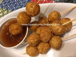 Fish Ball Is A Popular Filipino Street Food And My Philippines Vacation Is Not Complete Without Going To Molo P Filipino Street Food Sweet And Spicy Sauce Food