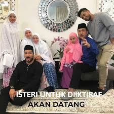 Masa berlalu safiyya telah menamatkan pelajarannya di universiti dan gigih mencari pekerjaan. Drama Isteri Untuk Diiktiraf Episod 28