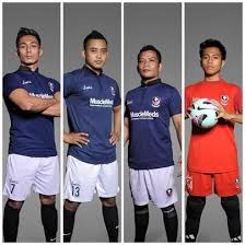 Memiliki tim futsal memang menyenangkan, selain anda bisa bertanding melawan tim lain, anda juga bisa menjalin kekeluargaan yang lebih erat dengan tim anda sendiri. 10 Tren Baju Futsal Keren Terbaru 2018 Untuk Menunjang Performa Kamu
