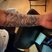 Tatouage prenom bras tatouage fleche indienne tatouage prénom avant bras tatouage flèche tatouage maman image tatouage. Tatouage De Nom Sur L Avant Bras Pour Homme Comment Creer Le Meilleur Design Tatouage Zenidees