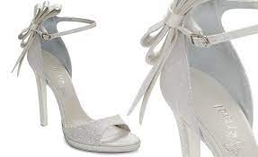 Potrai scegliere eleganti scarpe con tacchi alti, ma sarai accontentata anche se cerchi la comodità di raffinate pump con tacco medio. Scarpa Da Sposa Con Tacco Alto Sposi Magazine