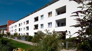 Bei rund 3.700 wohnungen handelt es sich um wohnungen, die in eine frühere fördersystematik fallen und nicht der einkommensorientierten förderung unterliegen. Stadtbau Regensburg 1